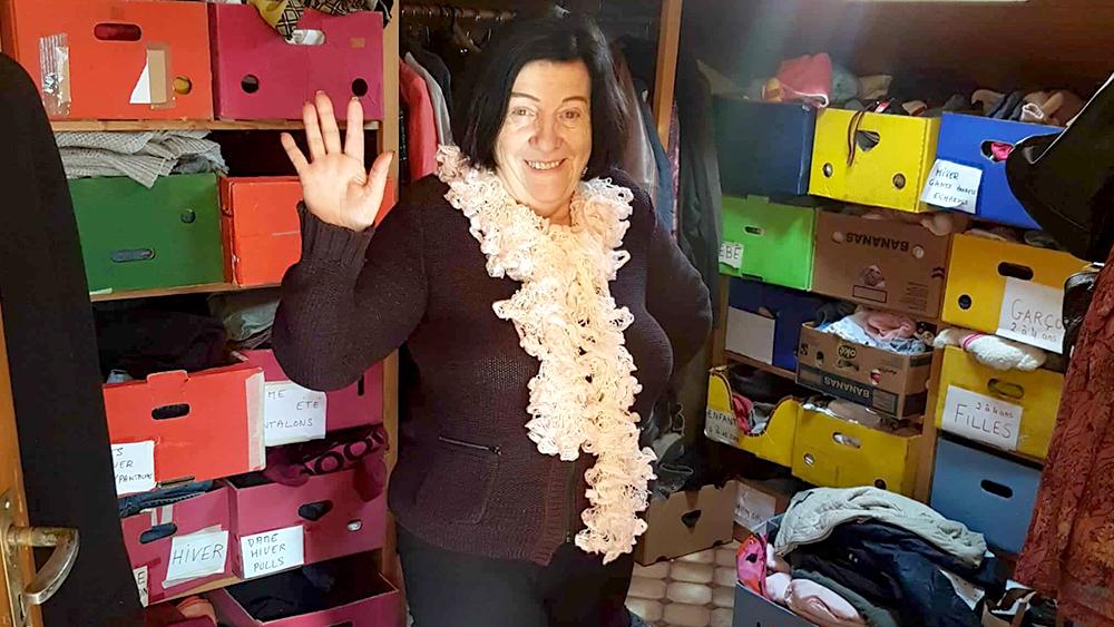 Arlette dans le vestiaire de Bourg dessus Renens – Activité Vestiaire – AFQM
